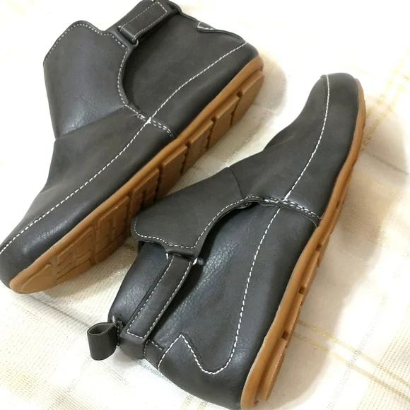 Ladies moccasins size 7 adjustable at ankle NEW - Picture 2 of 6